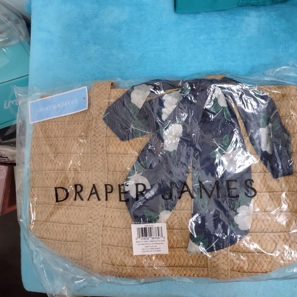 NEW IN PACKAGE DRAPER JAMES Straw Bag with Floral Scarf - Picture 2 of 9